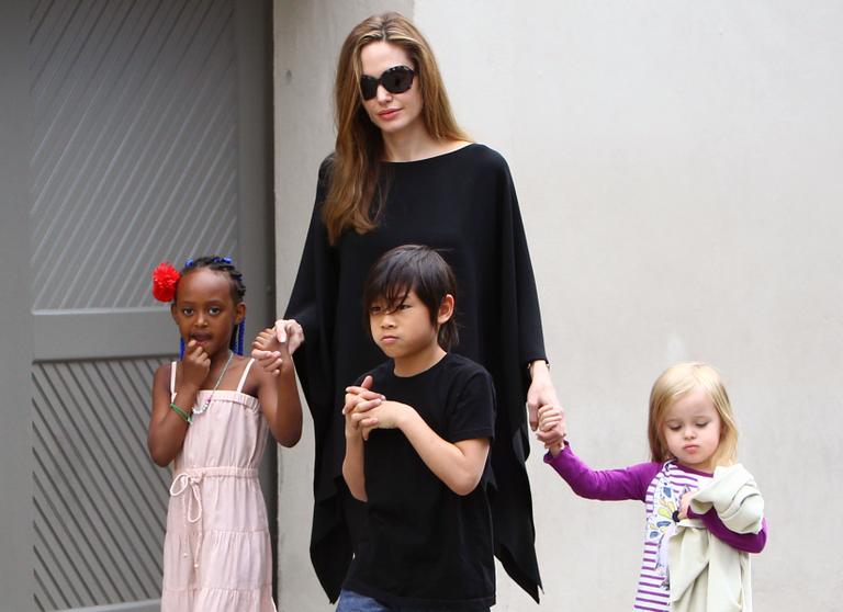 Pax, filho de Angelina Jolie, faz careta ao sair de supermercado com a mãe