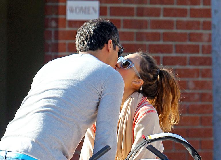 Jessica Alba beija o marido Cash Warren