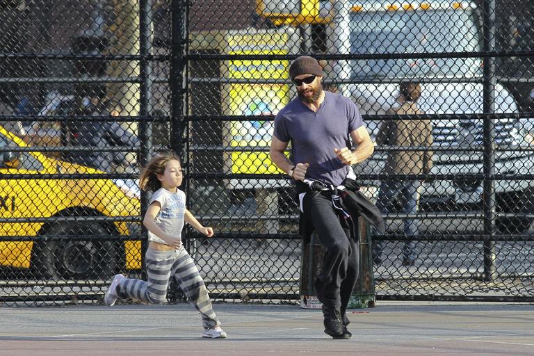 Hugh Jackman e a filha, Ava, brincam em parque de Nova York