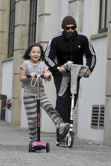 Hugh Jackman e a filha, Ava, se divertem pelas ruas de Nova York