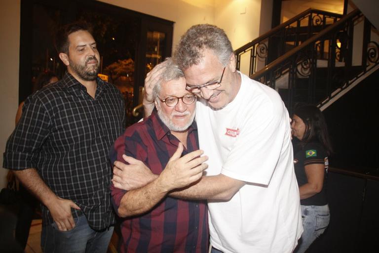 Pedro Bial abraça o amigo Walter Carvalho