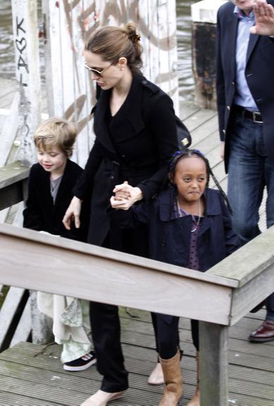 Zahara e Shiloh, filhas de Angelina Jolie, se diverte com paparazzo