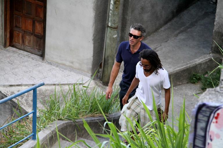 Vincent Cassel visita a comunidade do Vidigal no Rio de Janeiro