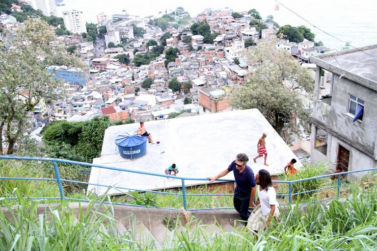 Vincent Cassel visita a comunidade do Vidigal no Rio de Janeiro