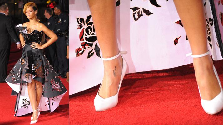 As notas musicais no pé esquerdo foram a primeira tatuagem de Rihanna, feita em 2006