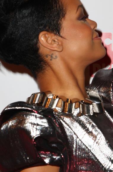 Atrás da orelha direita, Rihanna tatuou o símbolo de peixes, seu signo