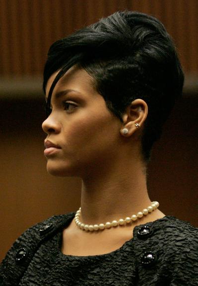 Na orelha esquerda, Rihanna desenhou uma estrela, também em 2006