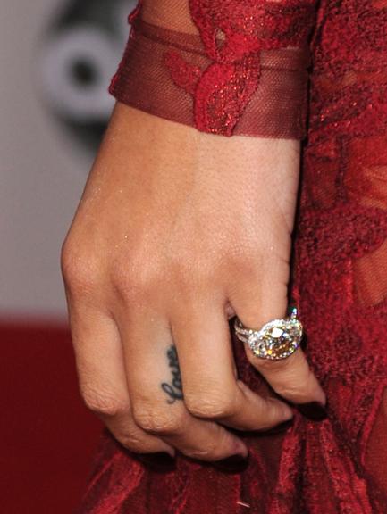 Ela tatuou a palavra 'love', que significa amor em inglês, na lateral do dedo médio da mão esquerda