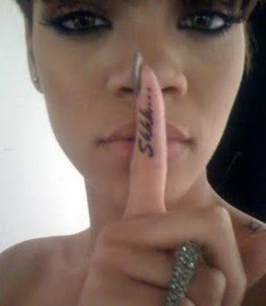 O pedido de silêncio tatuado no dedo indicador direito foi copiado por Lindsay Lohan e Lily Allen