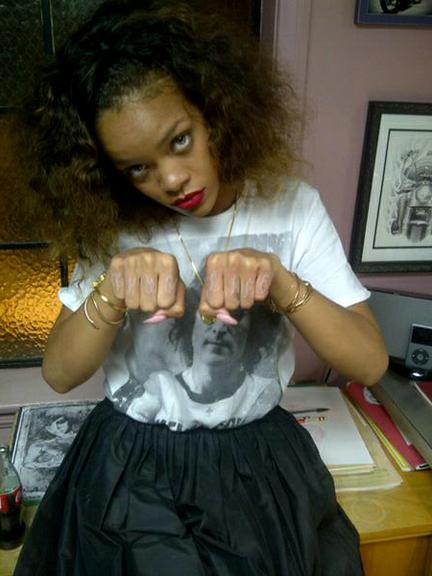 Em oito dedos das mãos, Rihanna escreveu as palavras Thug Life (Vida Bandida, em tradução livre) em homenagem ao rapper Tupac, que foi morto a tiros no ano de 1996 e também tinha a frase tatuada na barriga