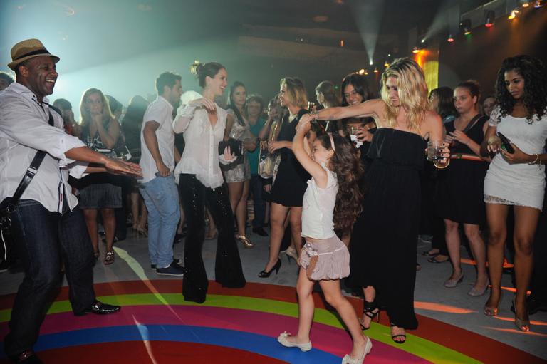 Ailton Graça dança ao lado de Mel Maia, Nathali Dill e Amora Mautner