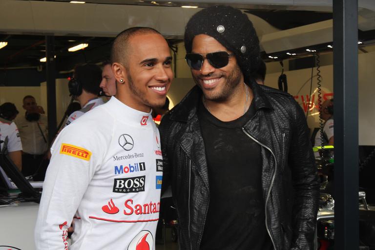 Lenny Kravitz conhece piloto Lewis Hamilton na Austrália
