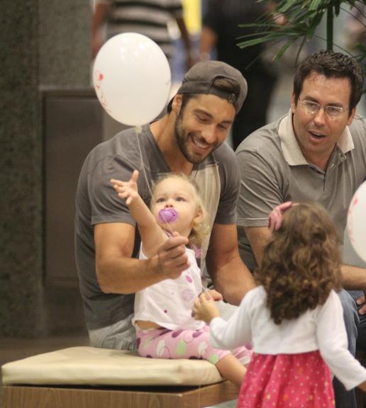 Victor Pecoraro se diverte com a filha Sophia em shopping no Rio de Janeiro