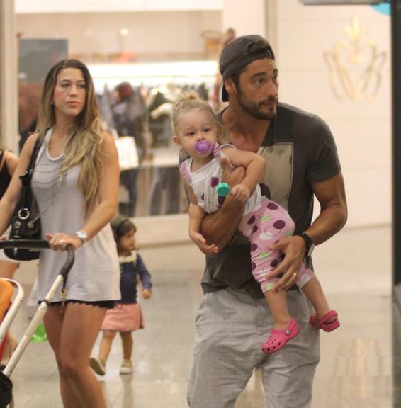 Victor Pecoraro se diverte com a filha Sophia e a esposa Renata Muller em shopping no Rio de Janeiro