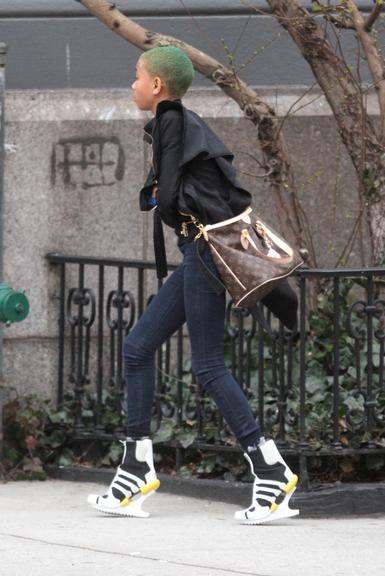 Willow Smith usa sapato fashion em Nova York