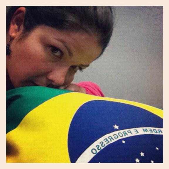 Samara Felippo posta foto beijando a bandeira do Brasil