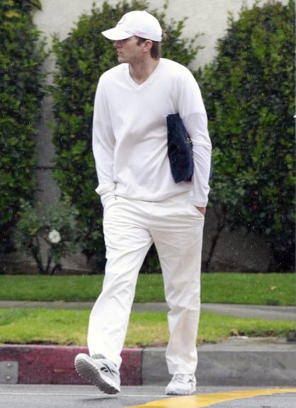 Ashton Kutcher vai a centro de cabala em Los Angeles, Estados Unidos