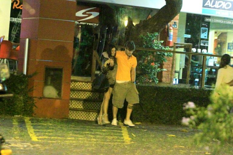 Isis Valverde em noite romântica com o namorado no Rio de Janeiro
