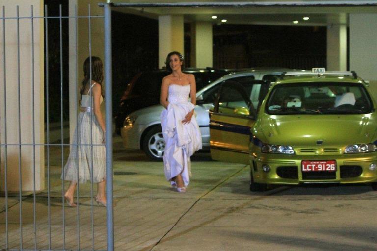 Letícia (Tânia Khalil) sai do taxi de sua mãe Vilma (Arlete Salles) rumo à igreja