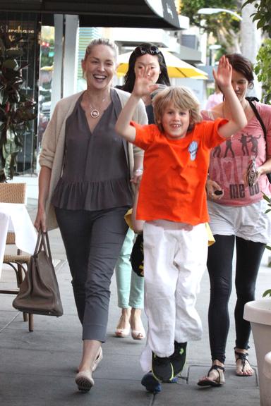 Sharon Stone se diverte com filhos em Los Angeles