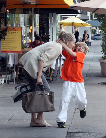 Sharon Stone se diverte com filhos em Los Angeles