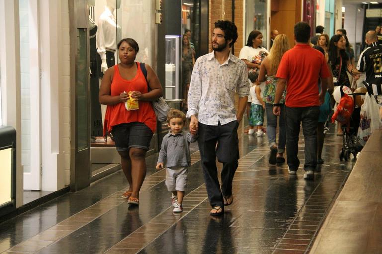 Caio Blat passeia com o pequeno Bento em shopping carioca