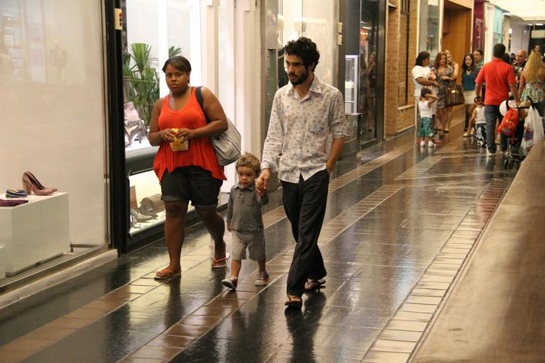 Caio Blat passeia com o pequeno Bento em shopping carioca