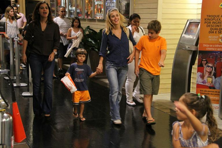 Sorridente, Carolina Dieckmann visitou shopping carioca com seus filhos Davi e José