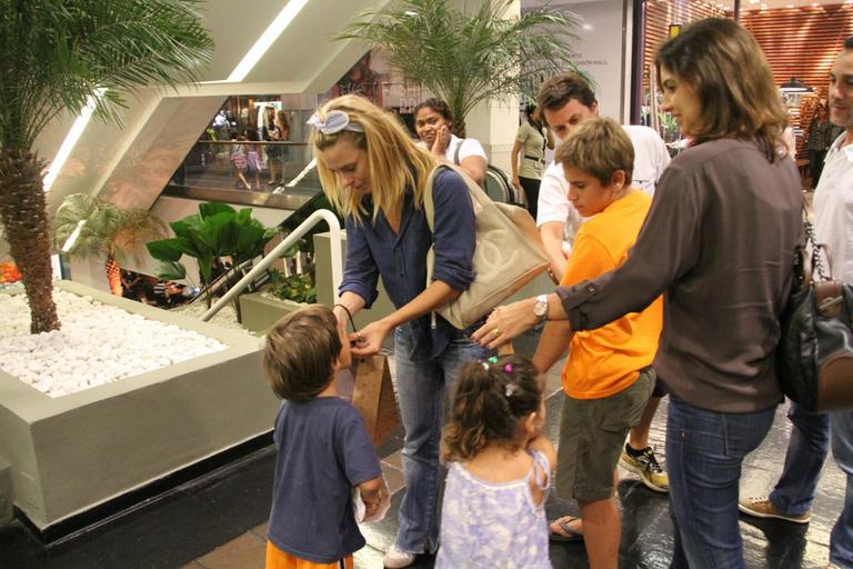 Carolina Dieckmann visitou shopping carioca com seus filhos Davi e José