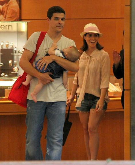 Diogo Boni e Fernanda Pontes levam a pequena Maria Luiza para passear no shopping