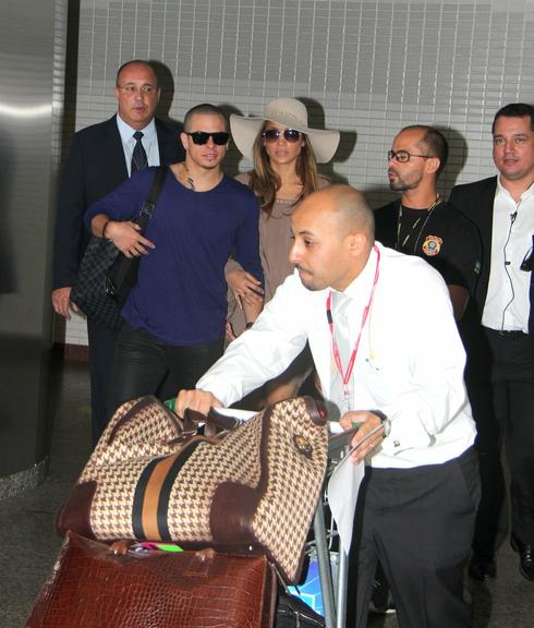 De mãos dadas com o namorado Casper Smart, Jennifer Lopez desembarca em São Paulo