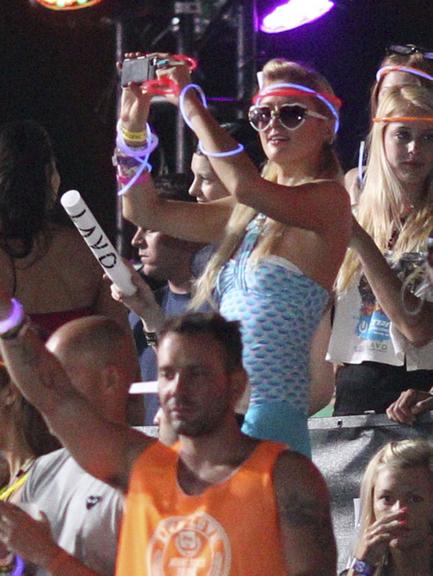 Paris Hilton se diverte em festa de música eletrônica na Flóridagrosb