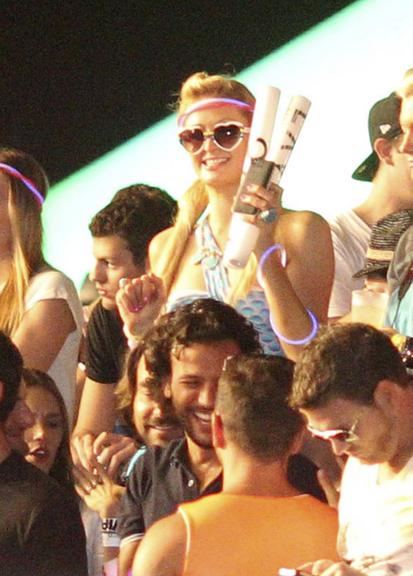 Paris Hilton se diverte em festa de música eletrônica na Flórida