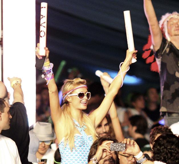 Paris Hilton se diverte em festa de música eletrônica na Flórida