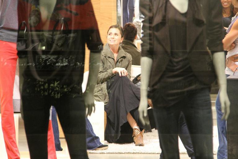 Simpática e sorridente, Giovanna Antonelli passeia em shopping carioca