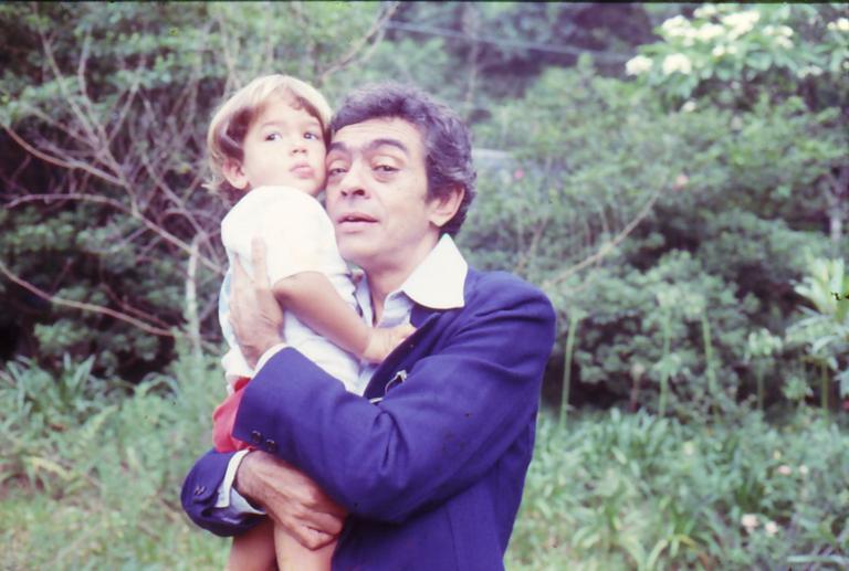 Bruno Mazzeo com o pai, Chico Anysio, na infância