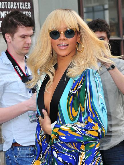 Rihanna usa vestido colorido e decotado em Londres, na Inglaterra