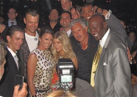 Fergie comemora aniversário e recebe Michael Jordan, Ne-Yo e o marido, Josh Duhamel, em uma festa organizado em um clube de Las Vegas