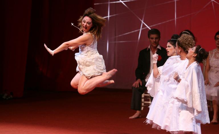Guta Stresser apresenta o espetáculo 'O Casamento' em Curitiba
