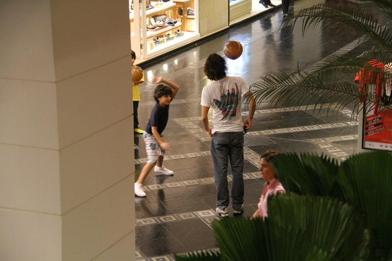 Gabriel O Pensador brinca com os filhos em shopping do Rio de Janeiro