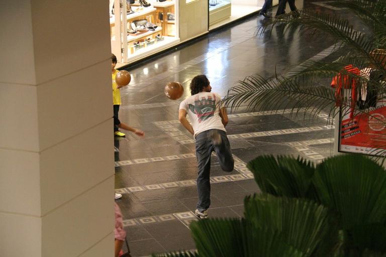 Gabriel O Pensador brinca com os filhos em shopping do Rio de Janeiro