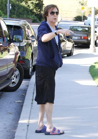 Paul McCartney usa sandália com bandeira dos Estados Unidos, em Los Angeles