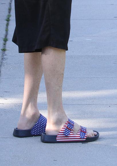Paul McCartney usa sandália com bandeira dos Estados Unidos, em Los Angeles