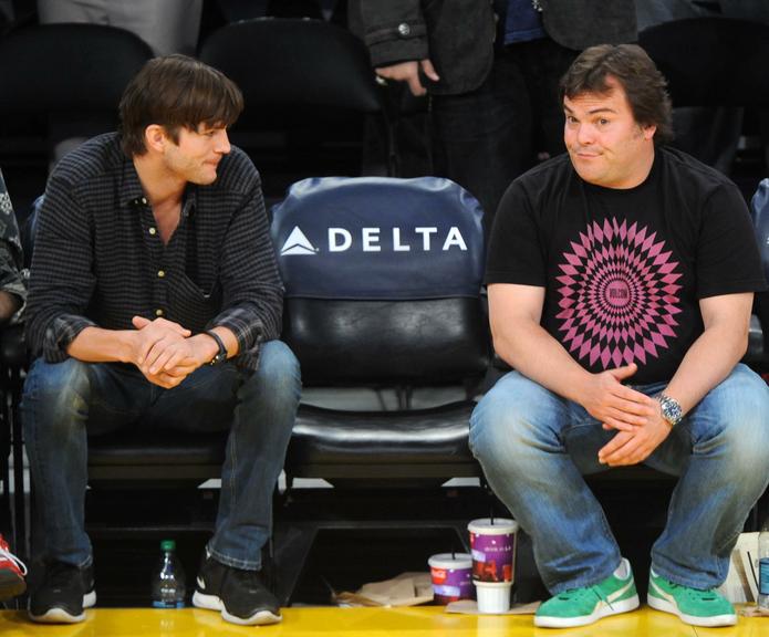 Ashton Kutcher e Jack Black acompanhados por Jeffrey Katzenberg em jogo de basquete