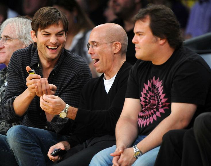 Ashton Kutcher e Jack Black acompanhados por Jeffrey Katzenberg em jogo de basquete