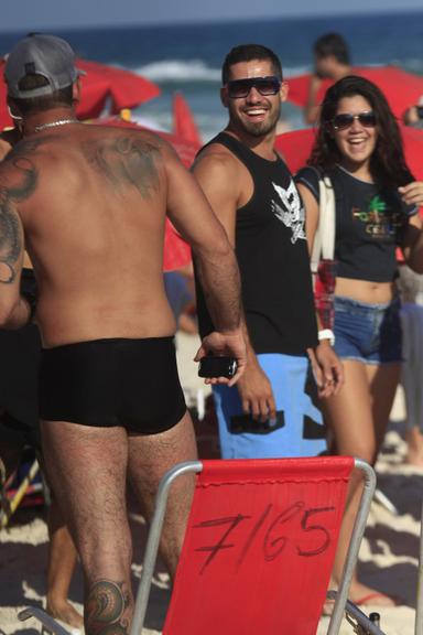 O ex-BBB Yuri se refrescou na praia da Barra da Tijuca e tirou foto com fãs