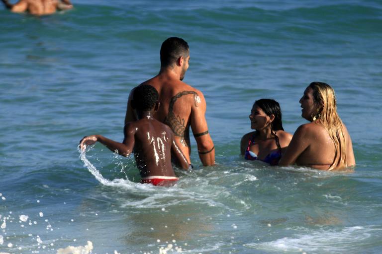 O ex-BBB Yuri se refrescou na praia da Barra da Tijuca e tirou foto com fãs