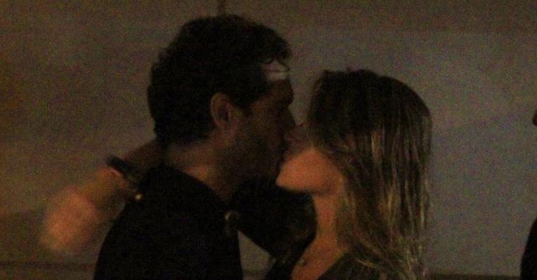 Paulo Rocha aos beijos com a namorada Juliana Pereira