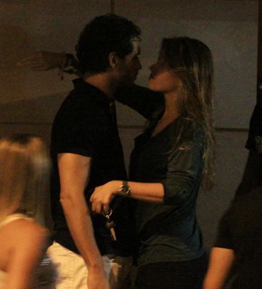 Paulo Rocha tem noite romântica com a namorada Juliana Pereira