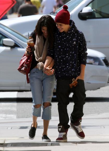 Selena Gomez e Justin Bieber juntos em Glendale, na Califórnia